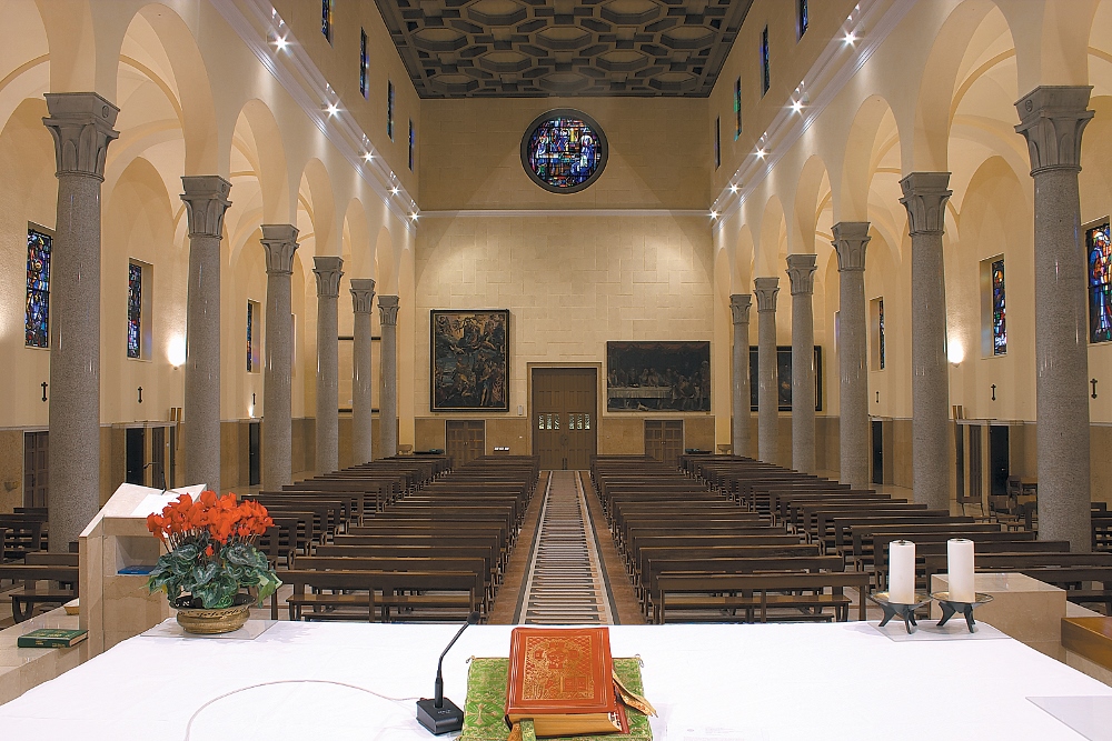 Chiesa Leone XIII dell'istituto Leone XIII di Milano.  Installazione sulla parete di fondo dei pannelli in sughero Coverd. 