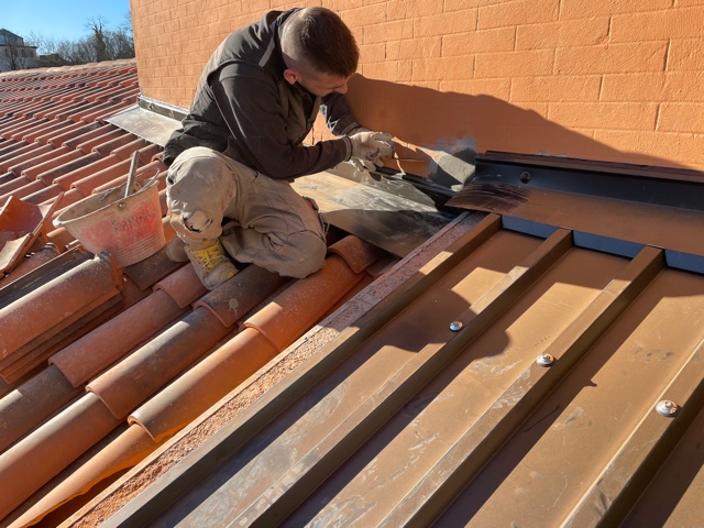 Impresa F.lli Ranghetti- realizzazione della decorazione a finti mattoni tramite rigatura manuale dell’intonaco. Santuario della Madonna di Lourdes a Palazzolo sull'Oglio (Bs)